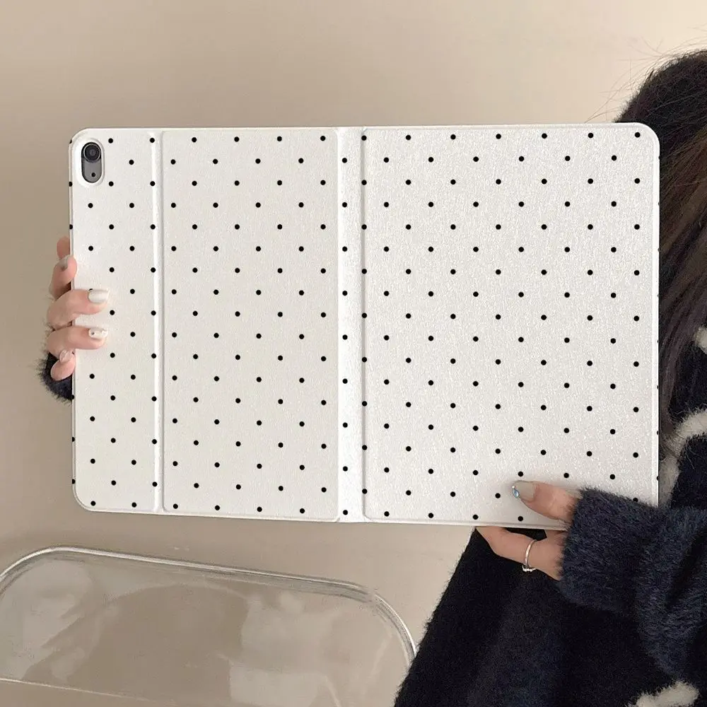 

Белый чехол для iPad в горошек для iPad Pro 11, 13 дюймов (2025), iPad Pro 12.9 дюймов, Air 7, 10-го, 11-го поколений, M4/5, в стиле книжки, с отсеком для стилуса, защитный чехол