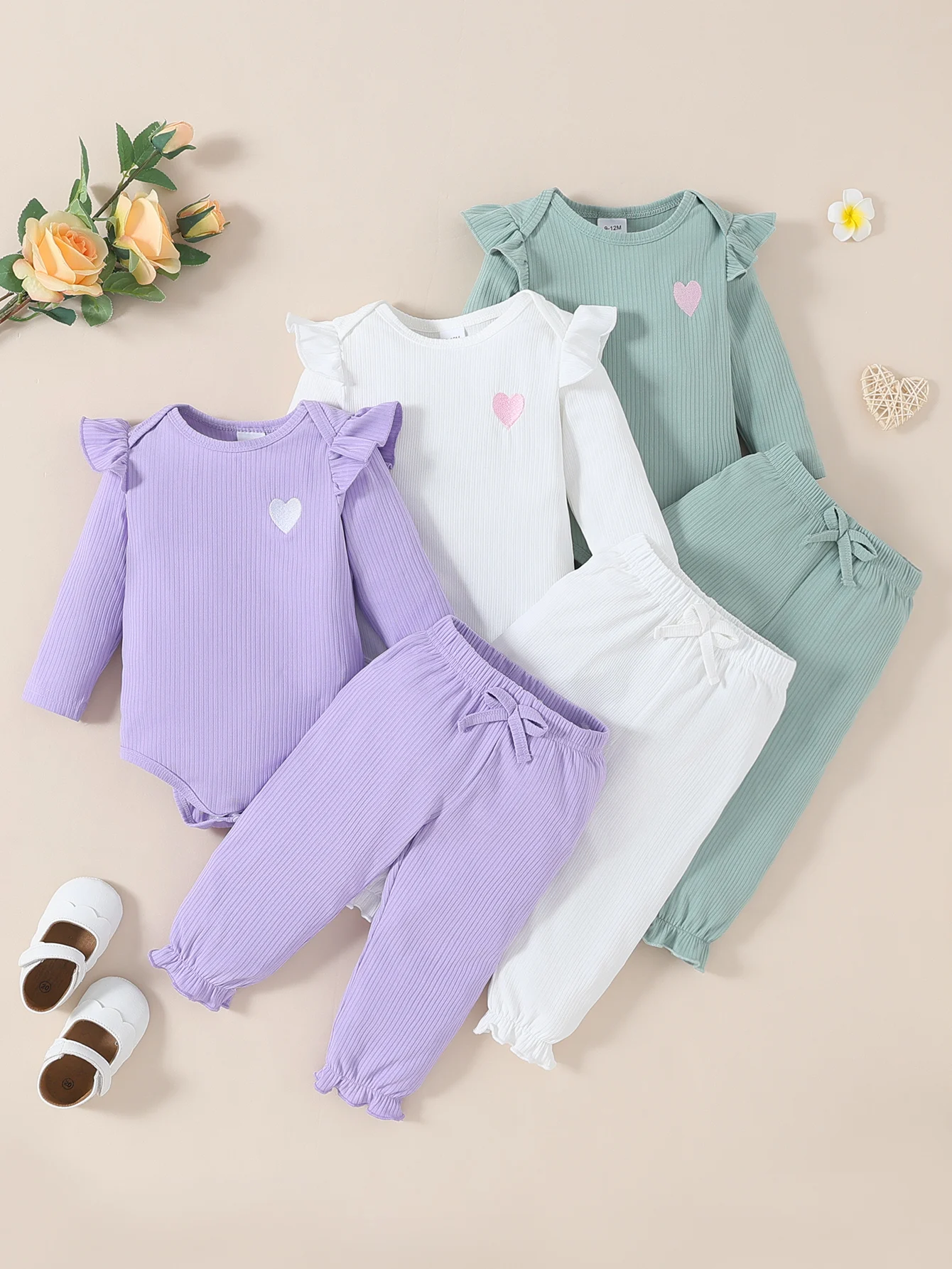 مجموعة طفلة الربيع والخريف الأكثر مبيعًا بأكمام طويلة: قلب مطرز برقبة دائرية، سراويل طويلة بلون موحد، حاشية مكشكشة - 3-P
