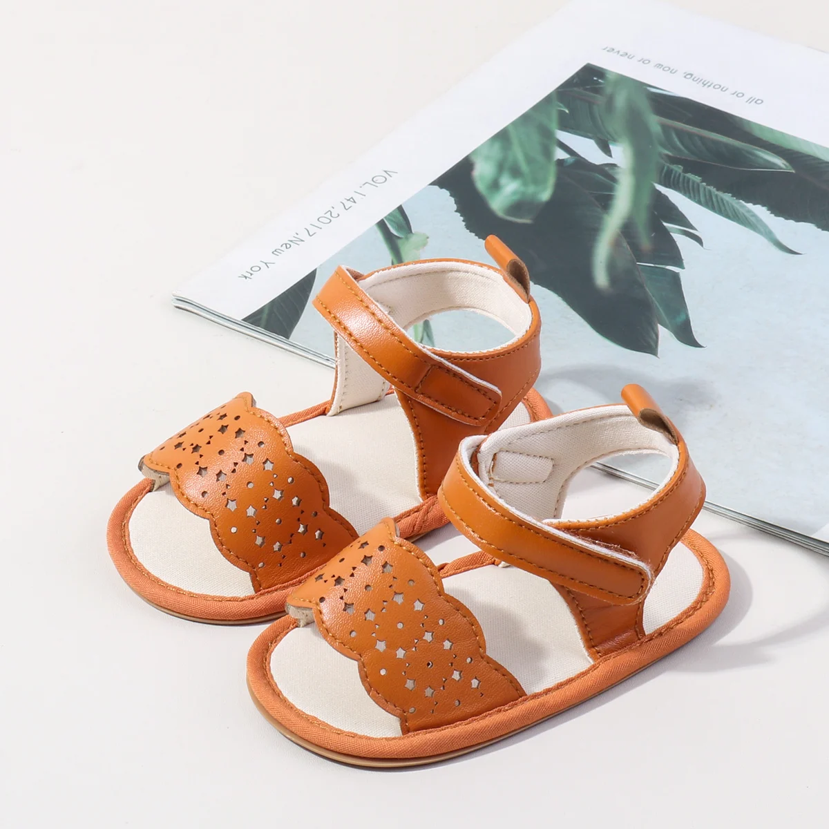 Babyschoenen in nieuwe stijl voor 0-1 jaar oud, geschikt voor zowel jongens als meisjes, ademende sandalen om te leren lopen