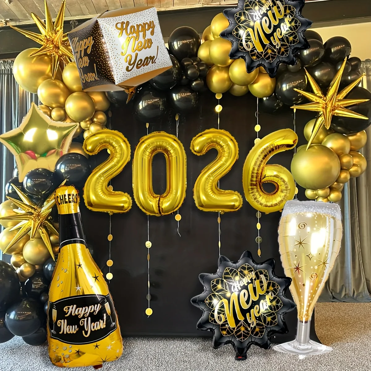 10 قطعة 2026 سنة جديدة سعيدة الأسود الذهبي احباط بالونات زجاجة نبيذ كؤوس الشمبانيا الذهبي ستار احباط بالونات الطرف الديكور