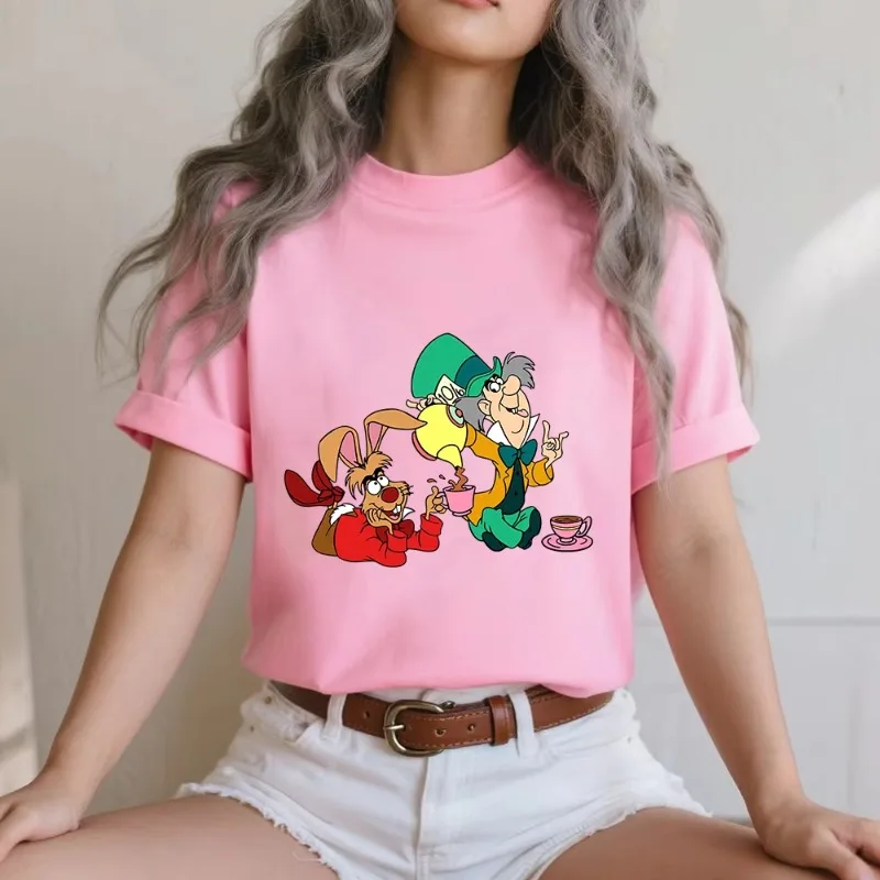 เสื้อยืดผ้าฝ้ายพิมพ์ลายดิสนีย์ ออดบอลส์ แมดแคป แกลเลอรี่ สีชมพู ผ้าฝ้ายสวมใส่สบาย ลำลอง นุ่ม ระบายอากาศได้ดี ทรงคลาสสิก