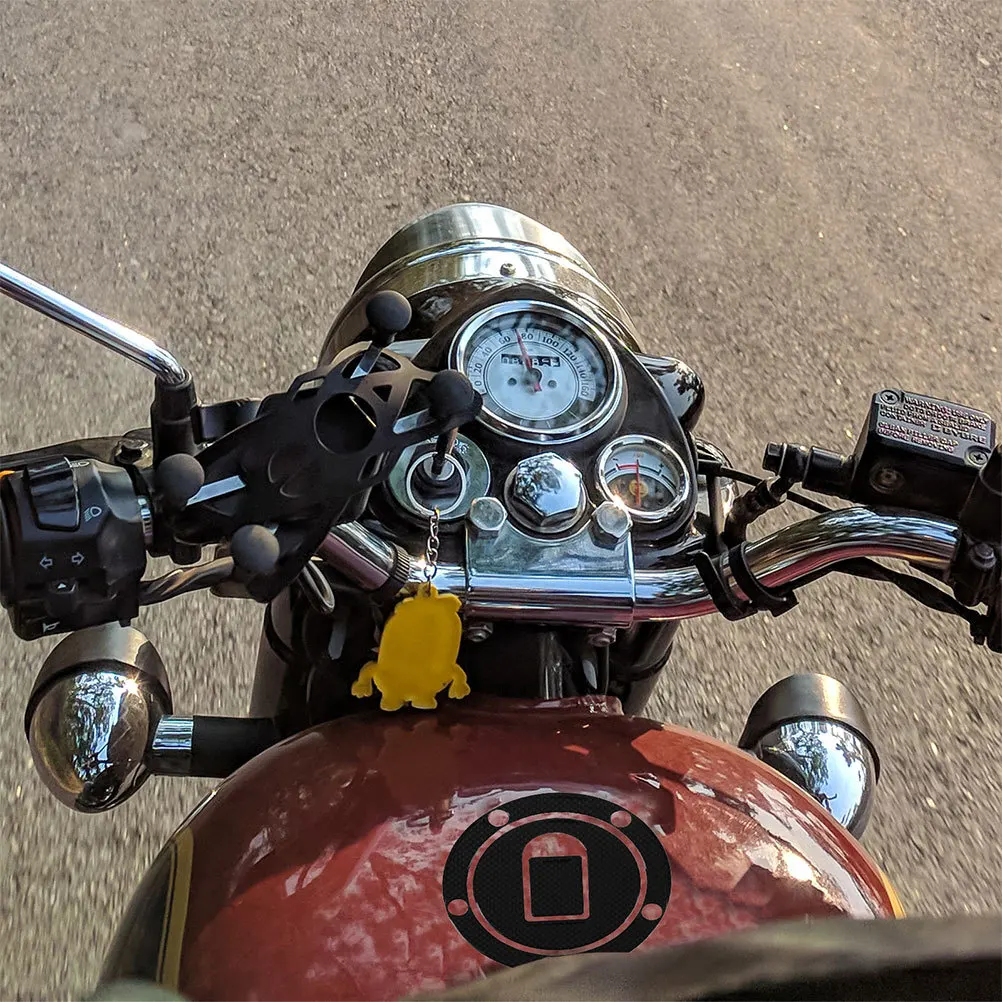 

2 шт., защитная накладка на бак мотоцикла, клейкая наклейка на крышку топливного бака, устойчивая к атмосферным воздействиям, улучшенная ручка, декоративный вид для мотоцикла