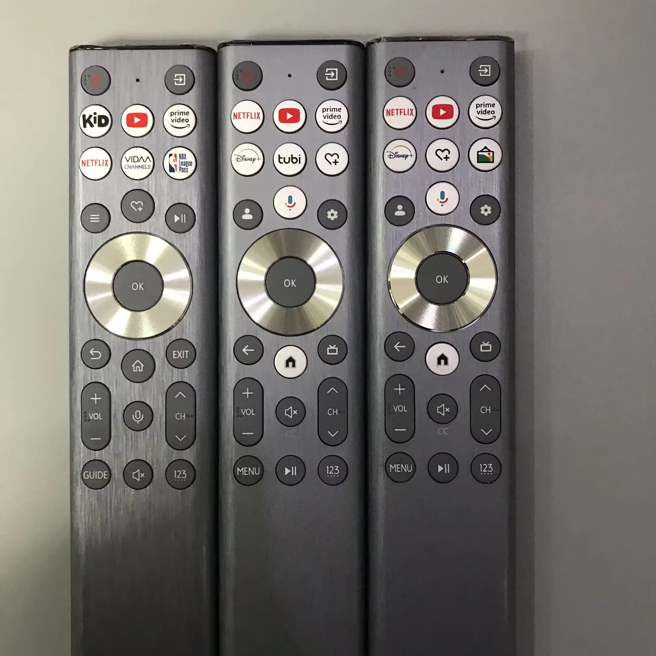 Los controles remotos ERF6F80H, ERF6A80, y ERF6G80H son compatibles con televisores de voz Hisense las series U6, U7, y U8.