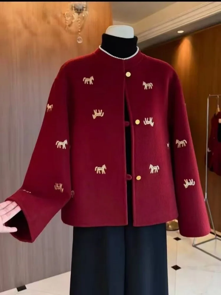 

Женская демисезонная вышитая куртка-жакет: модный универсальный вариант для мамы