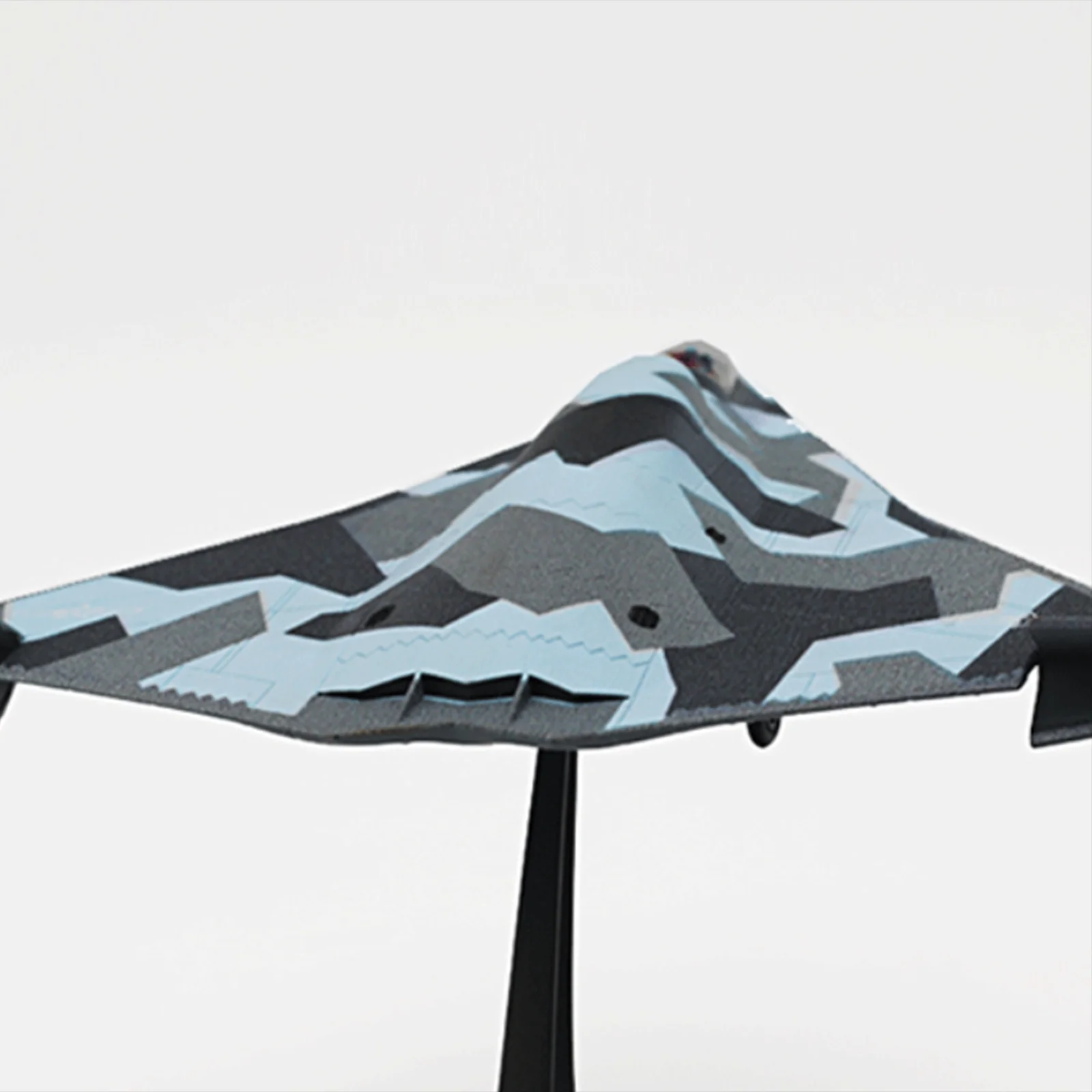 

1/144 Scale J36 Fighter Model Realistic Simulated Airplane Toy for Livingroom Bookshelf Cafes TV Cabinet Aviation Commemorate