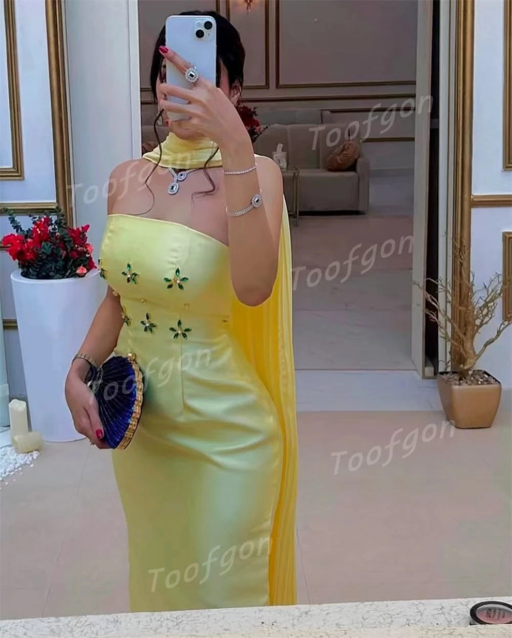 فستان سهرة أصفر بدون أكمام من Toofgon مصنوع من خرز كريستالي من الساتان حورية البحر فساتين لحضور الحفلات الموسيقية مخصصة مع كيب مقاس كبير رداء حفلات