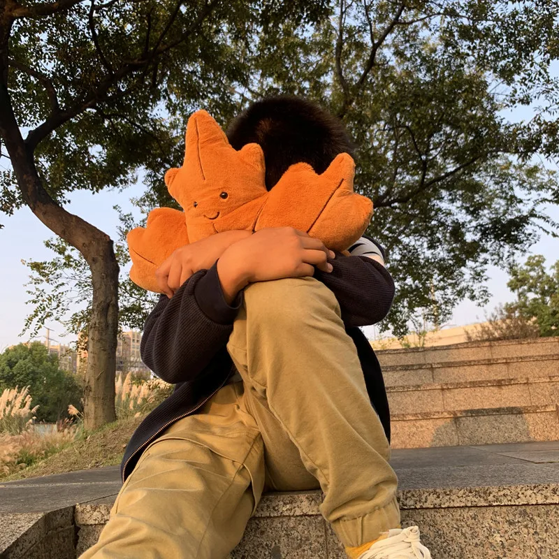 Simulation Plush Leaf Hug Pillow Cartoon Maple Leave Throw Pillow Soft Stuffed Plant Toy Soft Leaf Plushies for Girls Home Decor
