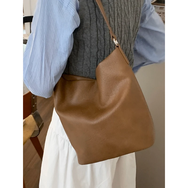 

Korean Niche Women's 2025 New Fashionable Bucket Bag Large Capacity Single Shoulder Crossbody Underarm Bags