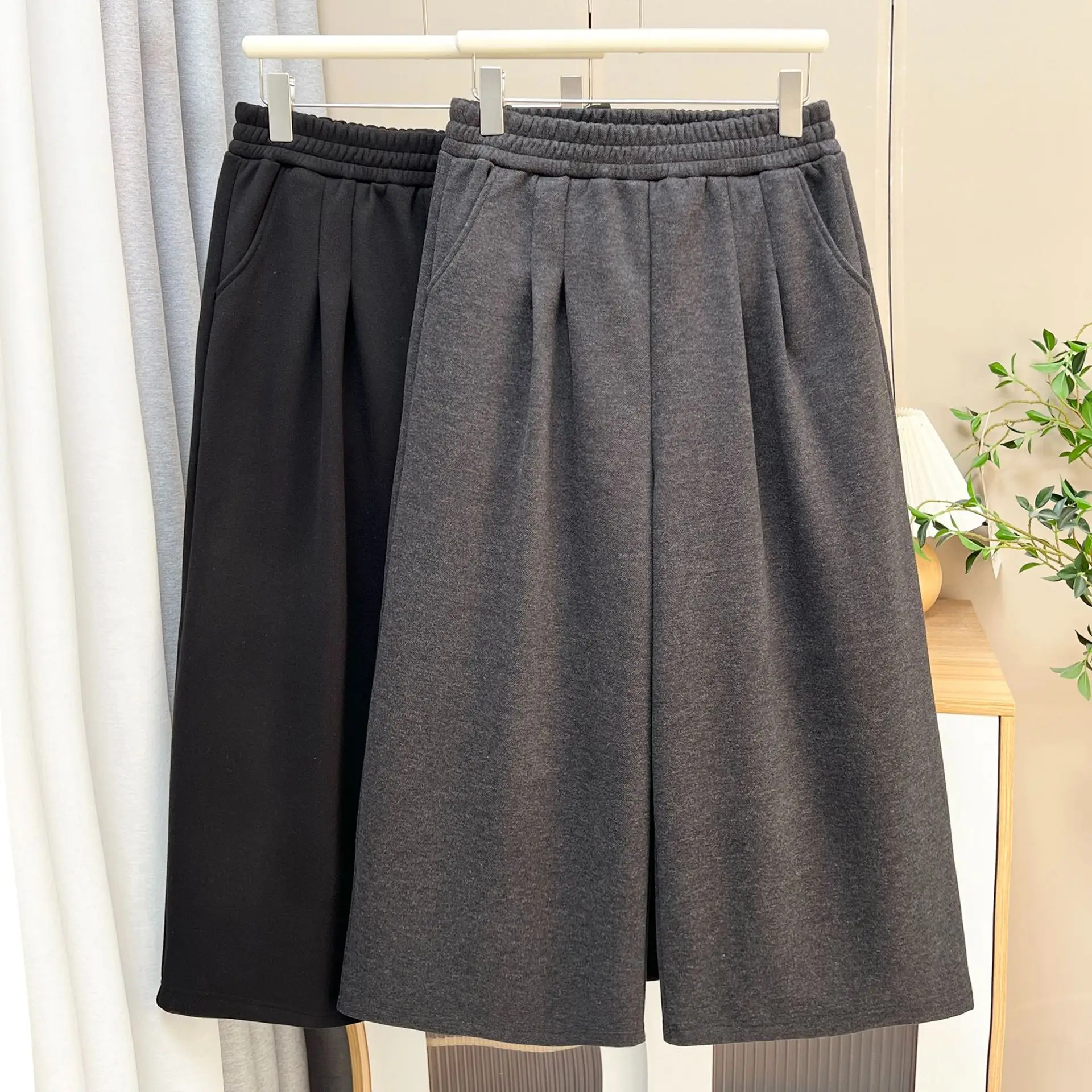 XXXXL Moda Plus Size Abbigliamento donna Pantaloni corti 2025 Autunno/Inverno Nuovo casual caldo pile e addensare pantaloni a gamba larga 462