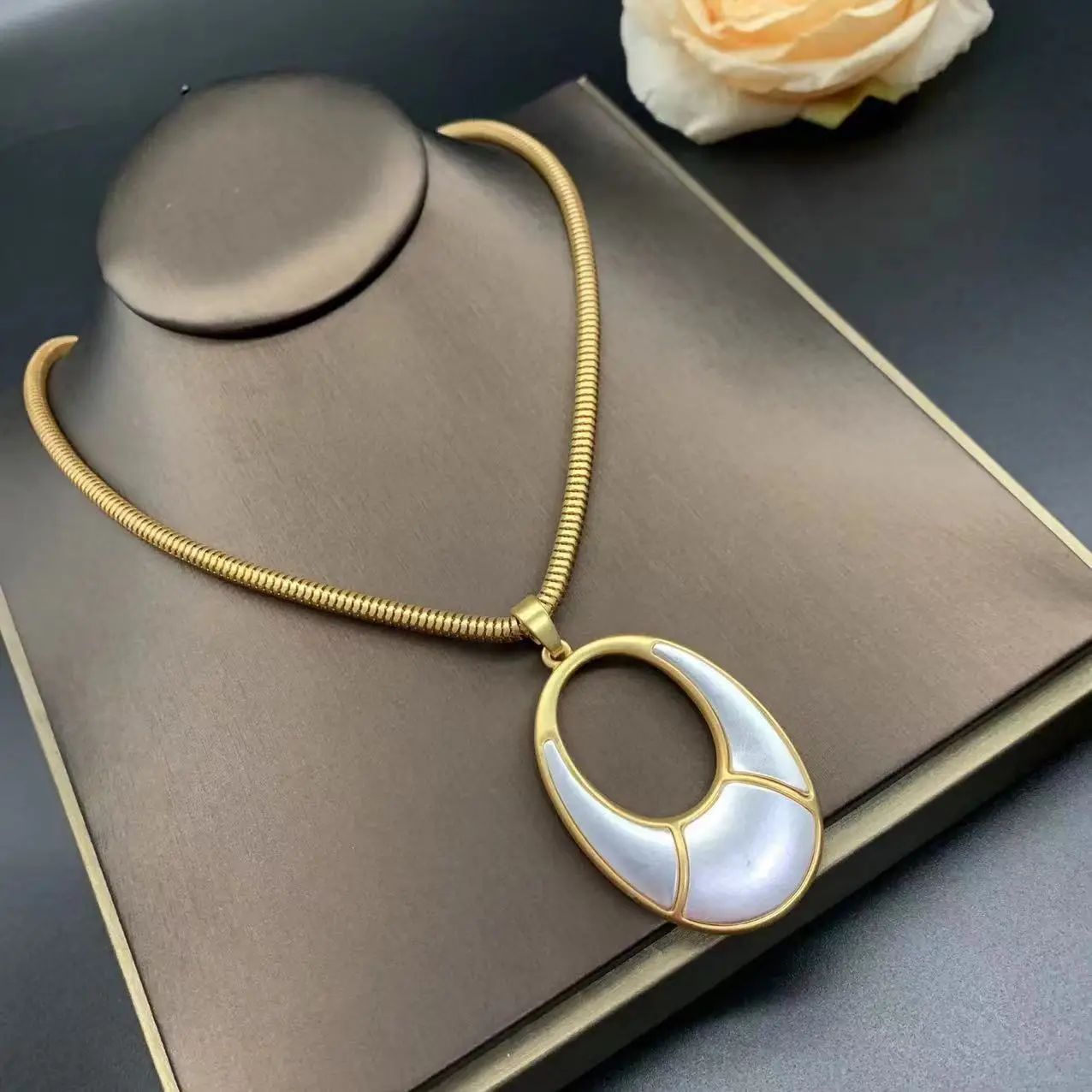 Jewelry Set Necklace for Women Advanced Design Geometric Hollow Pendant Necklace Marriage Anniversary Mother Wife Gifts Elegant