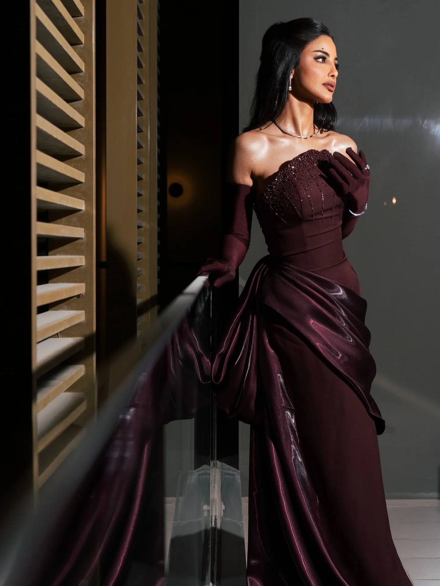 Sharon Said Dubai Weinrotes trägerloses Meerjungfrauen-Abendkleid mit Perlen und Quasten aus Satin mit Handschuhen, formelles Ballkleid für Damen SS608, maßgeschneidert – Detail 7