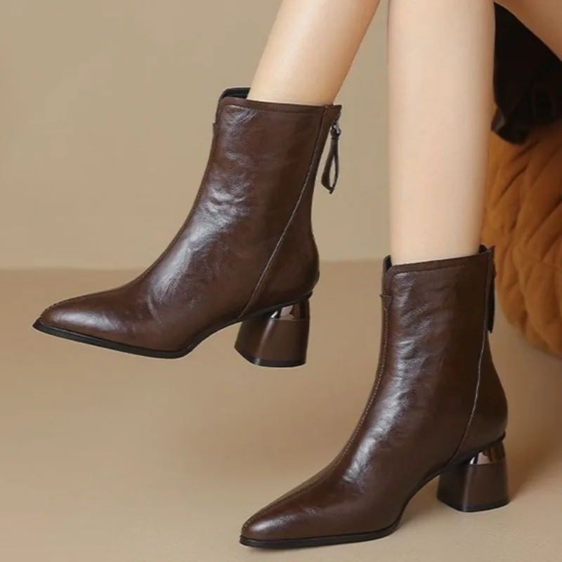 

Женские ботильоны на высоком каблуке с острым носком, модная обувь на каблуке в готическом стиле, новые трендовые туфли-лодочки 2025 года, зимние женские короткие повседневные туфли «Челси»