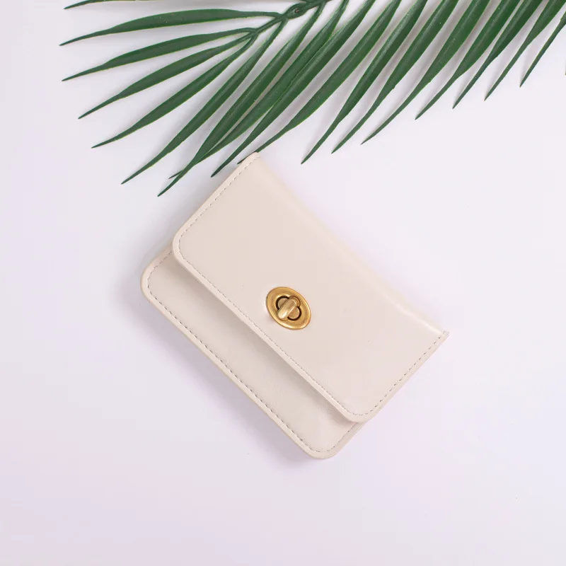 Porte-cartes de crédit rétro en cuir véritable pour femme, initiales personnalisées, portefeuille mince, lettres gravées, rabat de verrouillage, mini sac à main, mode de luxe