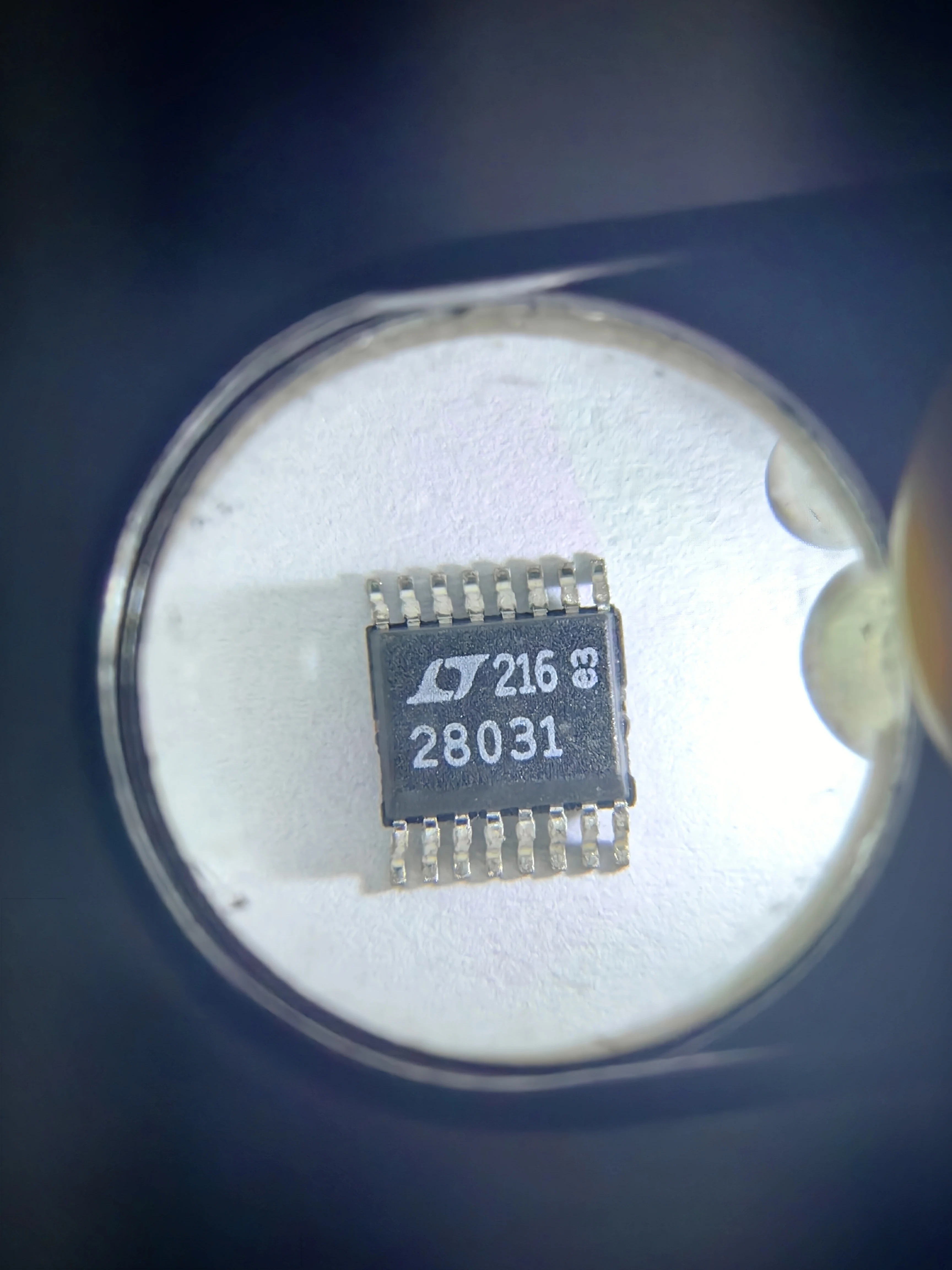 LTC2803IGN-1 LTC2803CGN-1 LTC2803 - 1.8V ถึง 5.5V RS-232 เครื่องรับส่งสัญญาณเดี่ยวและคู่