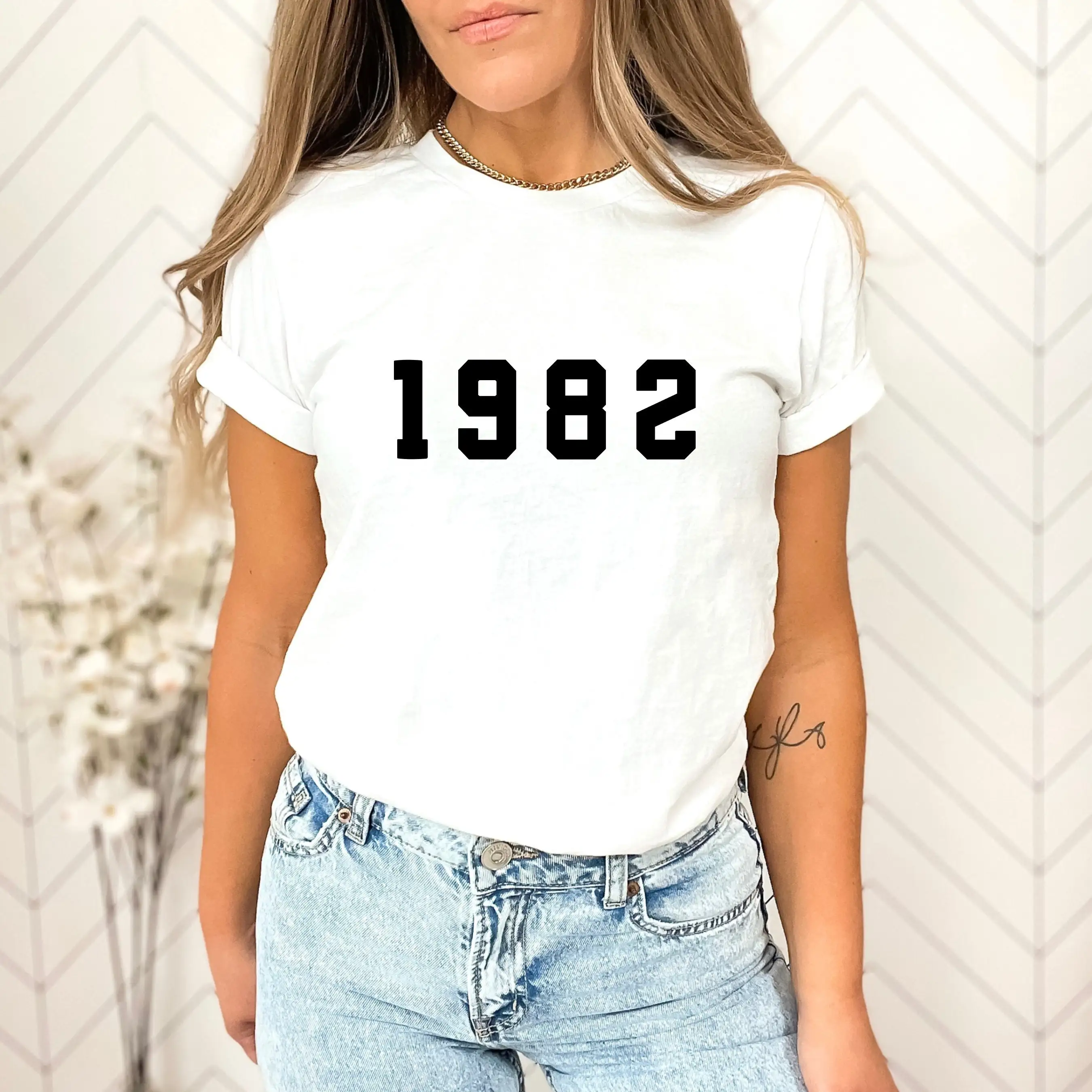 

Born in 1982 Simple Women T Shirt Cotton 42nd 42 Years Old Birthday Ladies T-shirt Aesthetic Graphic Tee Mothers Day Gift Tshirt