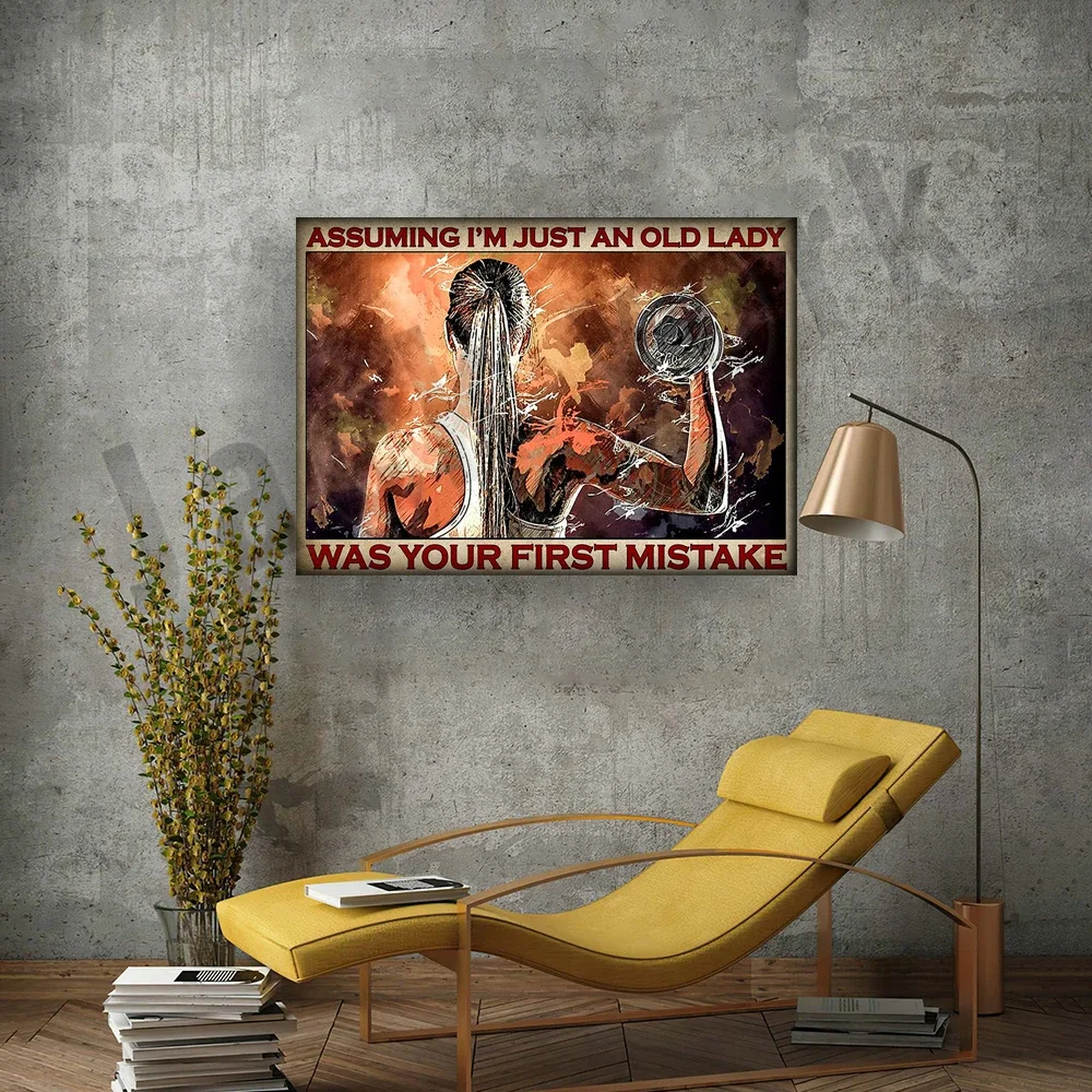 ملصق فتاة رفع الأثقال للياقة البدنية في صالة الألعاب الرياضية يعتقد أنني مجرد سيدة عجوز تكون خطأك الأول ملصق ديكور حياة المنزل #3