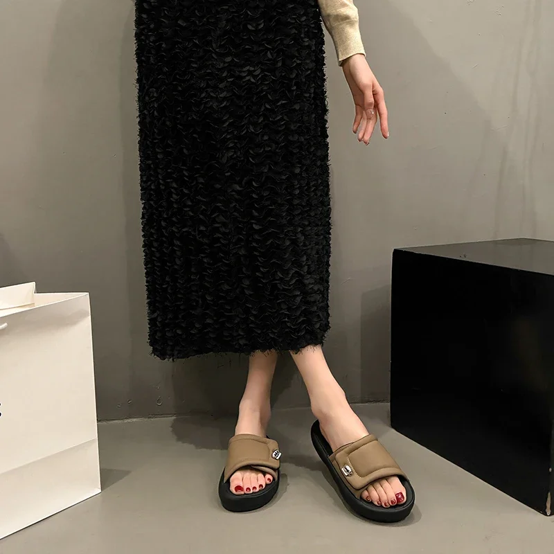 รองเท้าแตะขนาดใหญ่ของผู้หญิง 35-42 ใหม่ด้านล่างนุ่มVelcroแนวโน้มรองเท้าแตะลื่นด้านล่างหนาน้ําหนักเบาOne Wordรองเท้าแฟชั่น