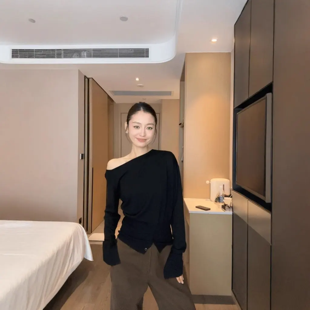 

Women's Solid Color Oblique Collar Long Sleeve Knitwear Autumn New All-match Top Shoulder M580