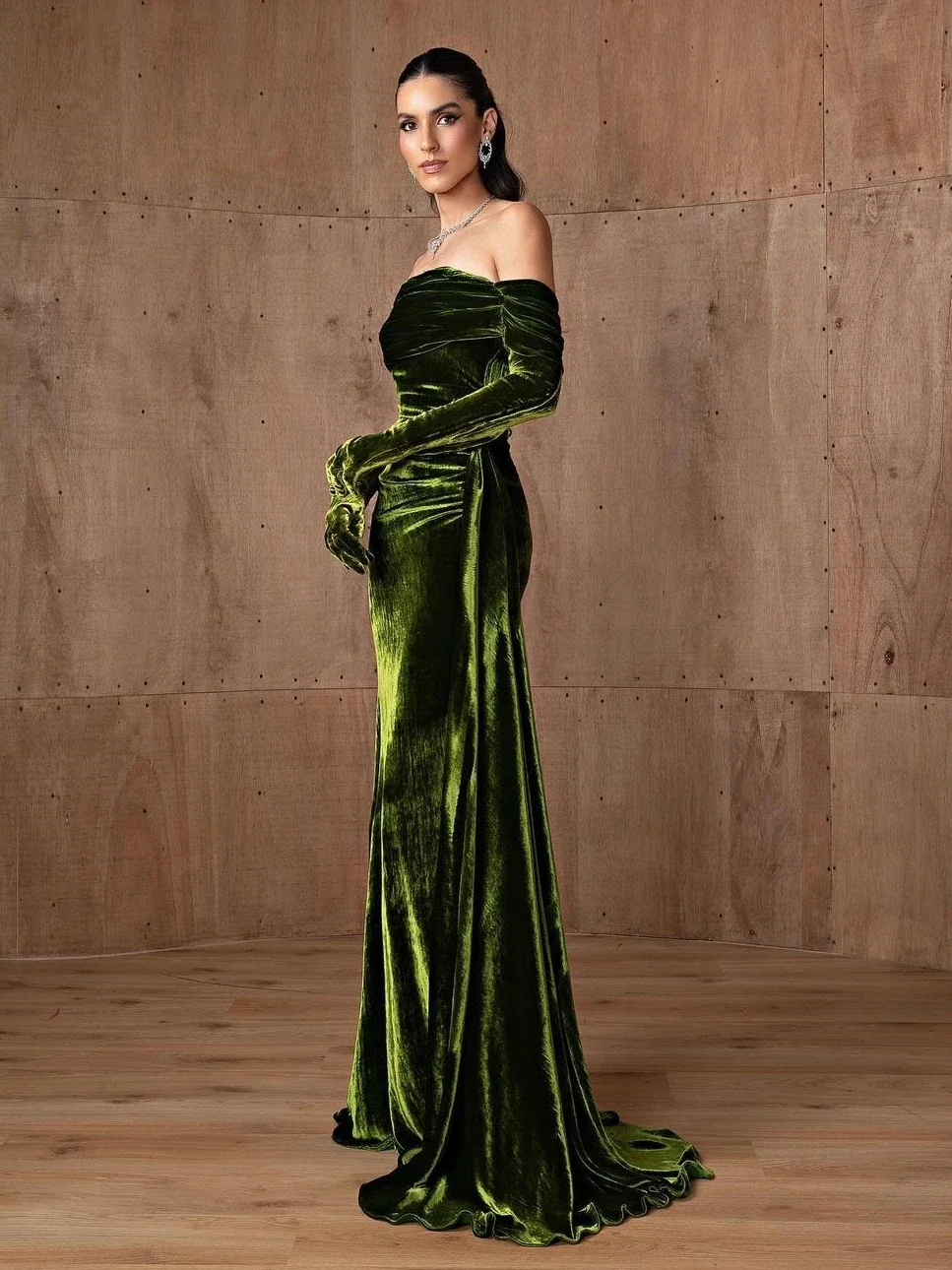 Jirocum Luxury Emerald Velvet Evening Dresses Off-Shoulder Long Glove Gown with Ruched Trail for Gala Prom Party Dresses