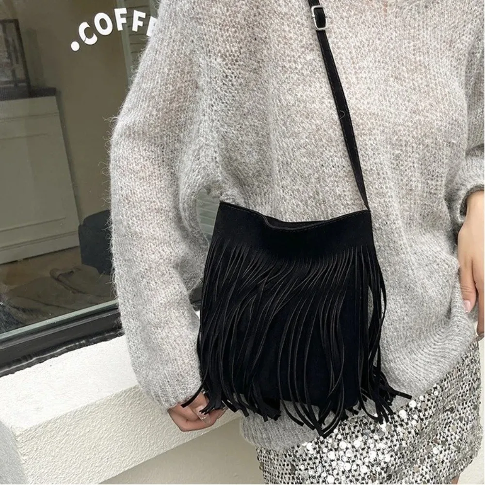 Modische Wildleder-Umhängetasche mit Fransen, großes Fassungsvermögen, Boho-Stil, Umhängetasche, verstellbarer Schultergurt, einfarbig, Beuteltasche für Damen – Detail 9