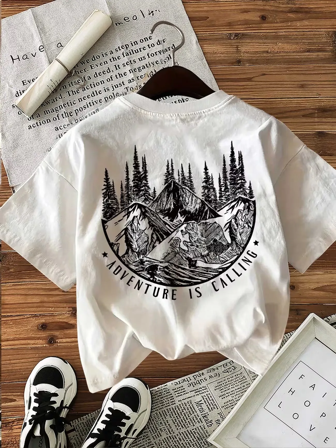 Adventure Is Calling Mountain Forest Baumwoll-T-Shirt für Damen mit Retro-Print, weiches Rundhals-Kurzarm-Oberteil, Vintage-Shirt mit Grafik – Detail 6