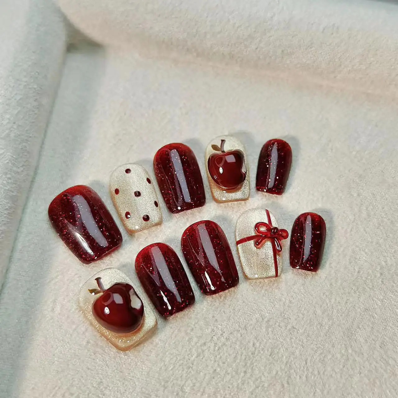 10 Stück/Set handgefertigtes künstliches Nagel-Set – 3D-Effekt eines handgeklemmten Apfels – funkelndes Katzenauge – rote Schleife mit Diamanten, künstliche Nägel