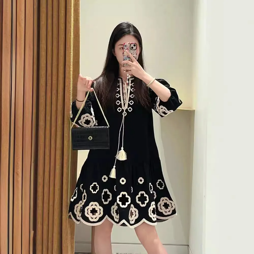 

Новое женское платье MaSandeM Home 2024 Весна-Лето в стиле ретро с поясом, вышивкой и прямым подолом, отделанным кружевом