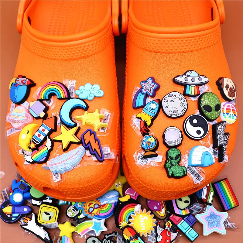 Original Space Alien Designer Schuh Charms 5 teile/los Schuhs chnalle Zubehör Luxus Regenbogen Sonne Clog Hund oberen Schmuck Dekorationen