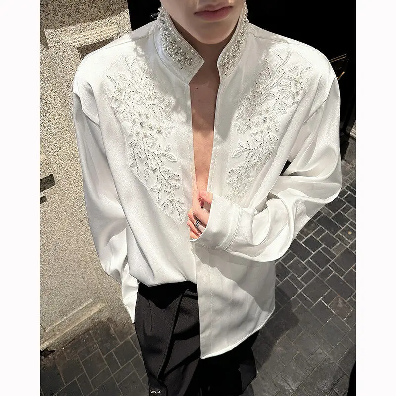 

Мужская модная рубашка из шелкового атласа с жемчужной отделкой и бисером, с длинным рукавом, V-образным вырезом, для весенне-летнего сезона, в городском стиле, для сценических выступлений