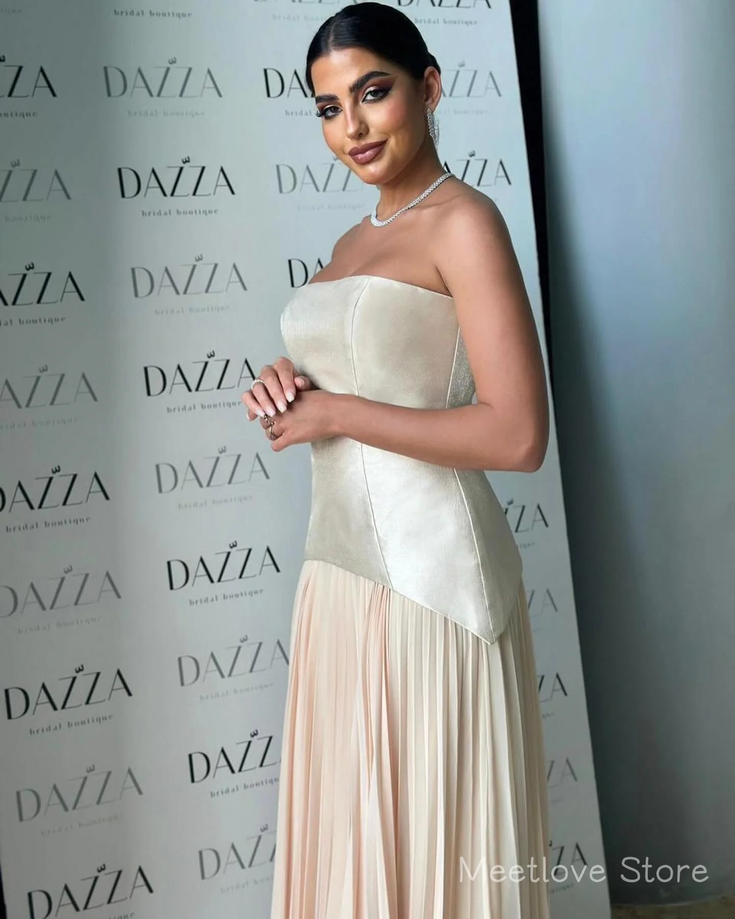 Meetlove ซาติน Strapless ชุดราตรีความยาวชั้นชีฟอง Sheath ง่ายชุดราตรีที่กําหนดเอง