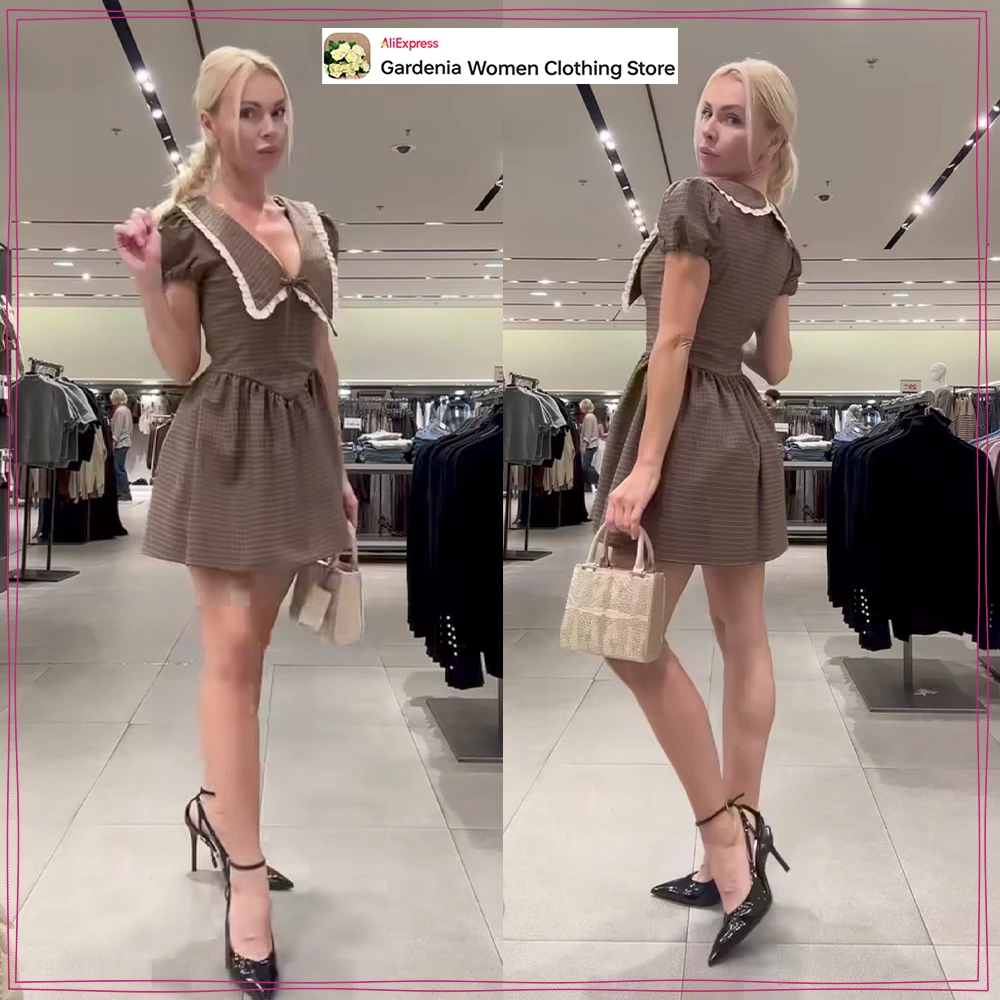 

Женское винтажное короткое платье с воротником Питера Пэна и контрастной кружевной отделкой. Стильное платье с v-образным вырезом и бантом с короткими пышными рукавами.