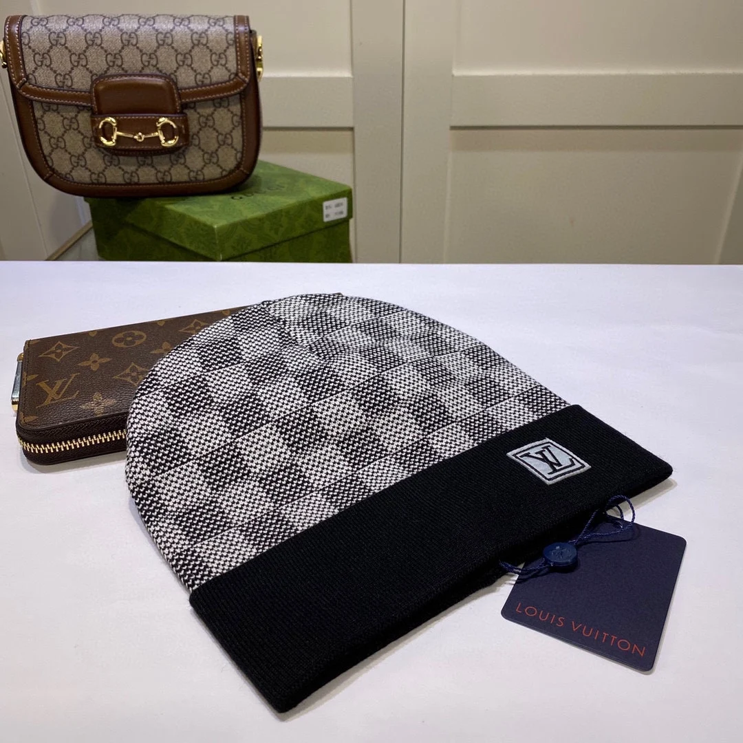 hat takes LOUIS VUITTON Snapback cap for men and women, for adults