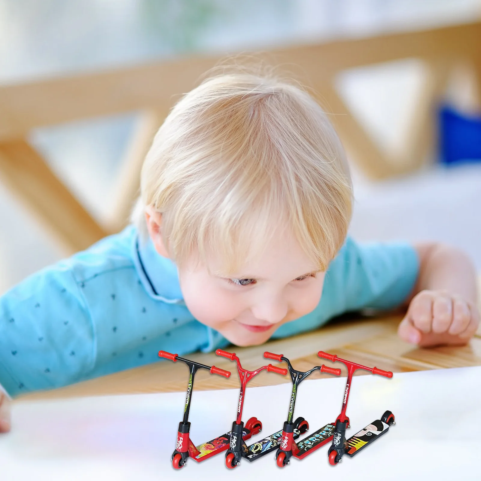 Mini giocattoli per dita a due ruote giocattoli per Scooter con dita multicolori piccolo trucco Scooter per bomboniere giocattoli per bambini allenamento con le dita