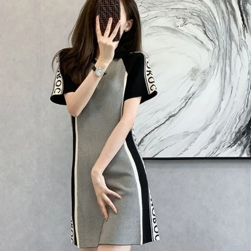 Modna Letnia Sukienka Sexy Damska Francuski Szary T-shirt z Kołnierzykiem w Talii Mini Sukienka Literacki Styl Casual Sukienka w Linii A z Napisem 2025