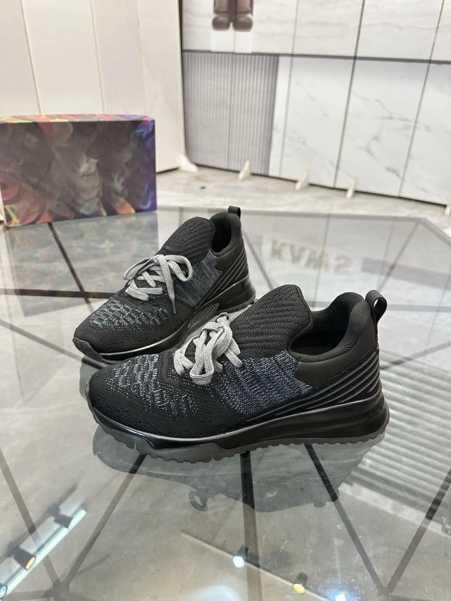 Minimalist Black Low Top Sneakers for Men and Women, Breathable Wear Resistant Casual Shoes, Versatile Flat Footwear for Young Adults Daily Commute, Simple All-match Look, Match with Trousers, Jeans and Casual Suits