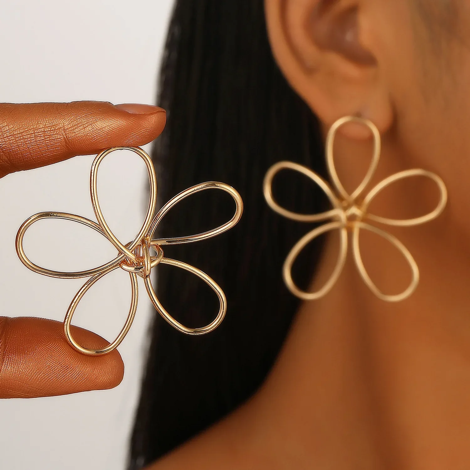 

WANZHI New Hollowed Out Line Flower Earrings for Women Retro Exaggerated Winding Petals Earrings Fashion Jewelry Accessories