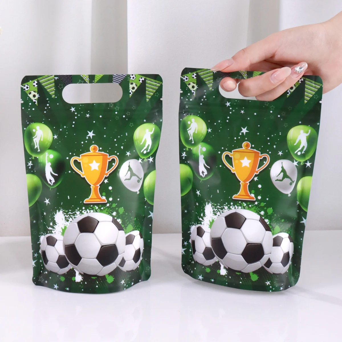 10/20 Stück Standbeutel mit Fußball-Motiv, Fußball-Keksbeutel, Partytüten für Fans, Dekoration für den 1. Geburtstag, Sportzubehör – Detail 2