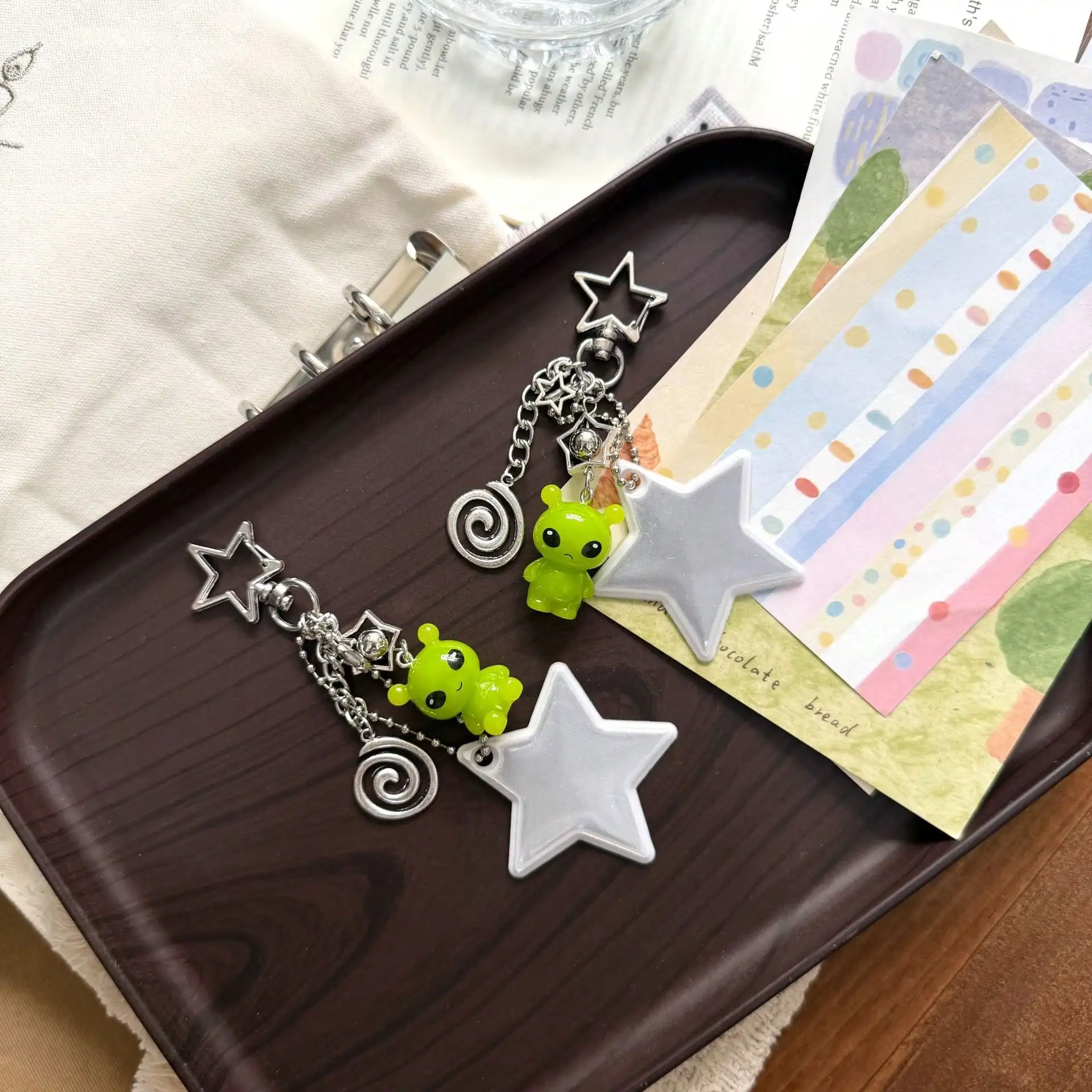 Alien Star Keychain, Cute Alien & Star Pendant Bag Charm, Y2K Style Key Ring, Unique Camera Strap & Handbag Backpack Accessory, Gift SG260817173685491236191