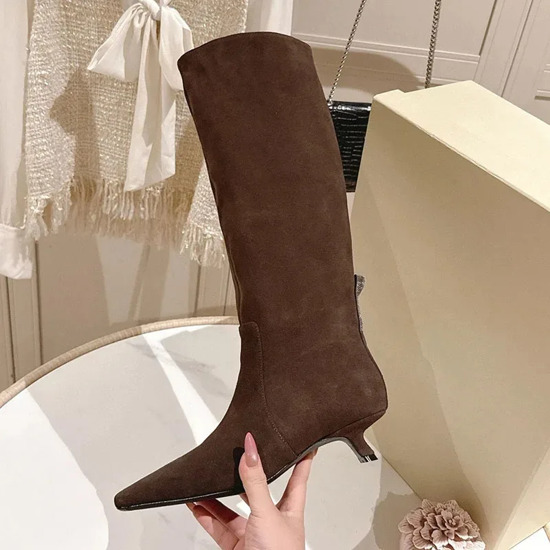 

Женские сапоги до колена из натуральной кожи на каблуке «котенок», женские длинные ботильоны с квадратным носком и декором из бисера, женские модные рыцарские сапоги