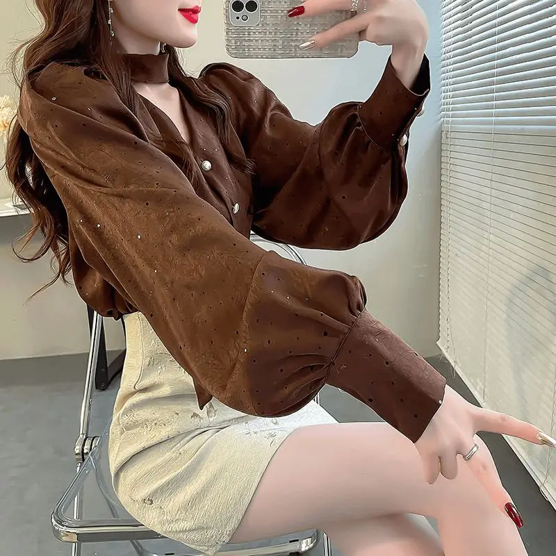 

Свободные рубашки и блузки на пуговицах в корейском стиле для женщин. Красивый женский топ в акции. Базовый элегантный стиль 2025 года. Новая шикарная уличная одежда.