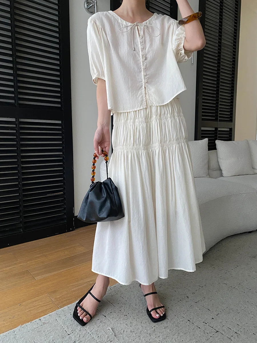 Sommerliches Damen-Set: Lässiges, einfarbiges, französisches Spitzenhemd mit kurzen Ärmeln und plissiertem, elastischem Rock mit hoher Taille – Detail 19