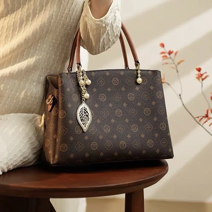 

Классическая однотонная дизайнерская сумка для подгузников класса люкс для женщин, кожаная сумка-тоут большой вместимости, элегантная сумка через плечо, вневременная модель.