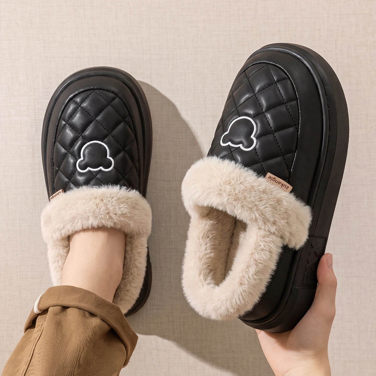 Winter-Wasserdichte Hausschuhe für Damen und Herren, mit dicker Sohle, warmem Plüschfutter, Bärenstickerei, rutschfest, weich, elastisch, für den Innenbereich. – Detail 19