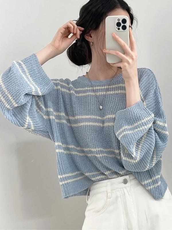 

Светло-голубой полосатый женский трикотажный пуловер свободного кроя с коротким и длинным рукавом, с низким круглым вырезом, для весны, осени и лета