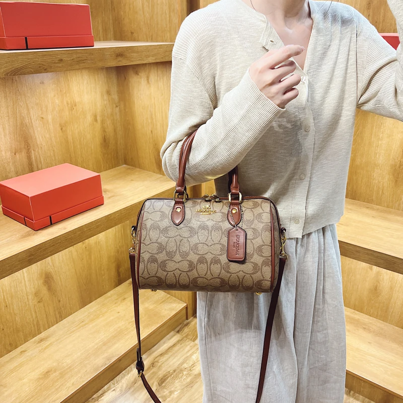 

Classic Designer Women Luxury Tote Bag Elegant Leather Handbag High End Shoulder Bag Fashionable Ladies Crossbody Bag Chic