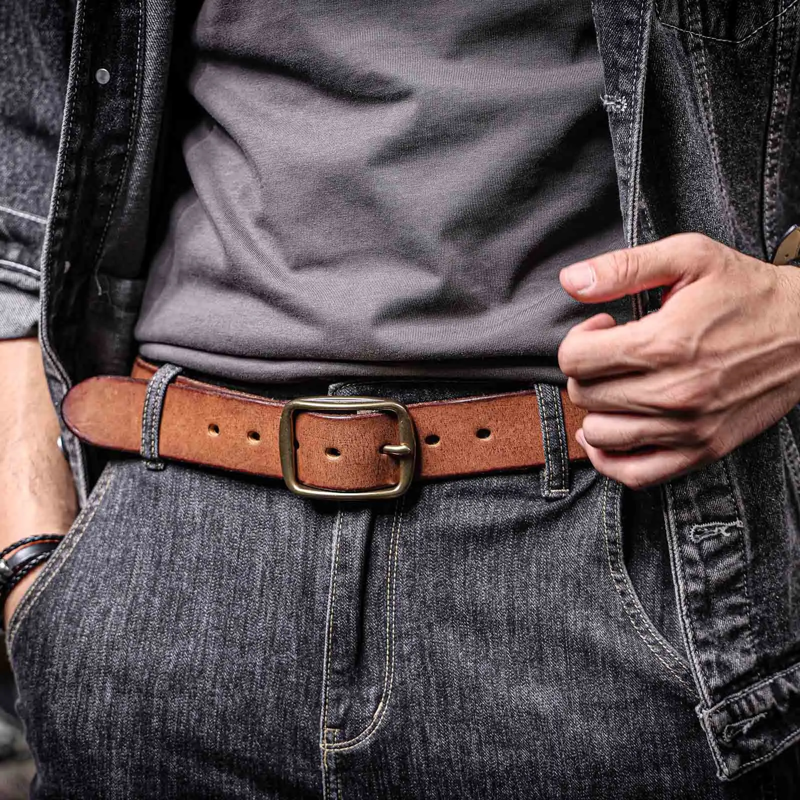 Vintage-Herrengürtel aus echtem Leder mit massiver Messingschnalle, handgefertigte lässige Dornschließe aus verdicktem italienischem Rindsleder mit Geschenkbox – Detail 6
