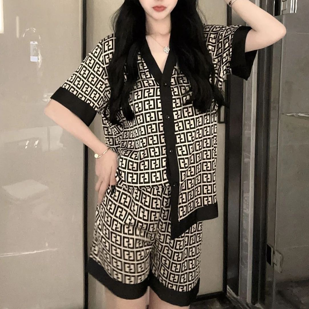 

Женский пижамный костюм из двух предметов, шелковистая атласная одежда для сна, домашняя одежда, рубашка с v-образным вырезом и шорты, пижамный комплект, летнее нижнее белье с короткими рукавами