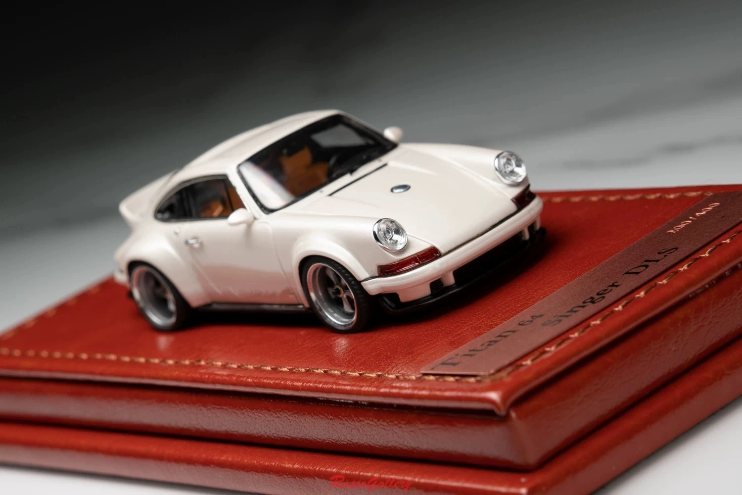 Newly Stocks Make Up MU TIAN64 1/64 Singer 911 964 Singer DLS Pearl White Resin Model In 2024