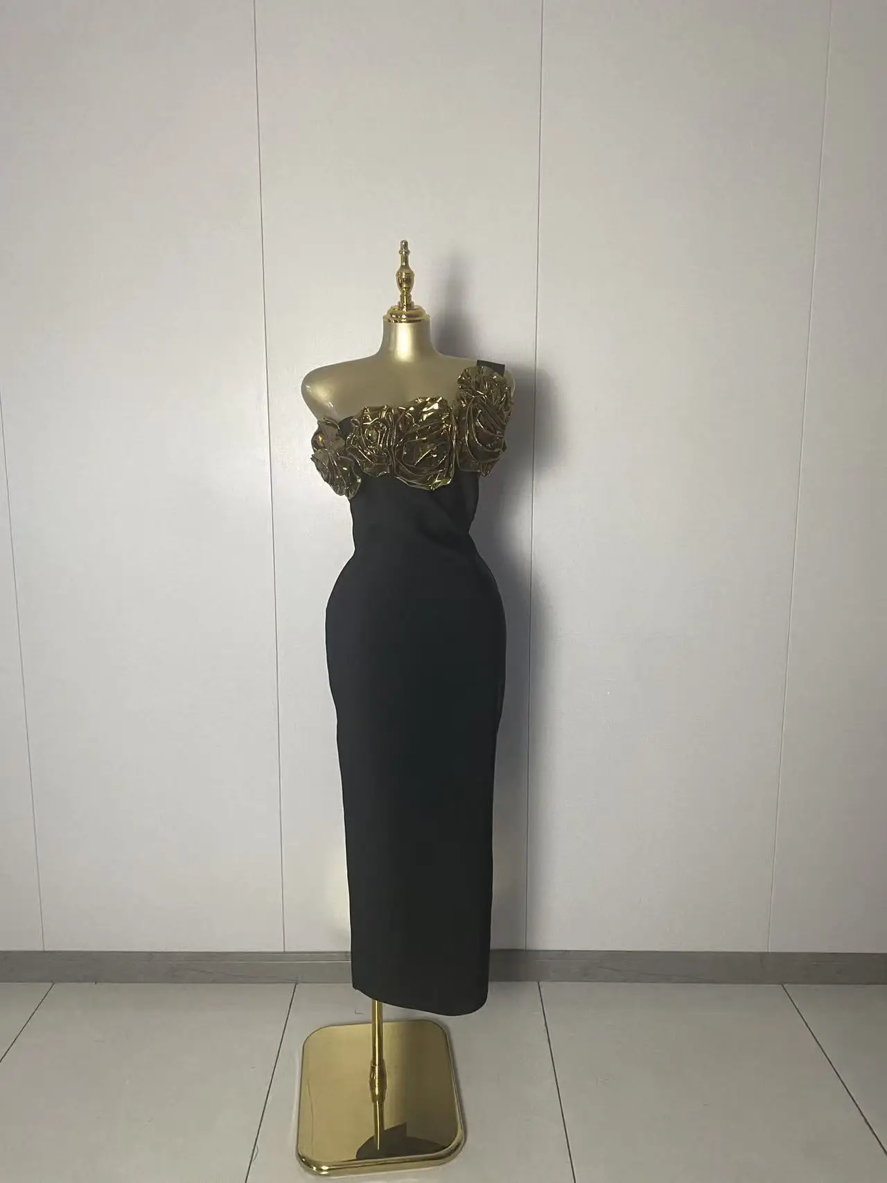 

Новинка 2023 года, женское сексуальное черное облегающее платье на одно плечо с золотыми цветами, элегантное вечернее клубное платье 2025 года, роскошные платья для дня рождения