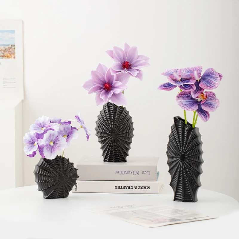 

Black ceramic vase with a sophisticated and luxurious design, suitable for decorating water-grown flowers